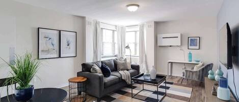 Téléviseur, foyer, jeux vidéo, bureau