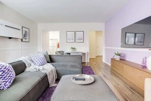 Télévision, cheminée, jeux vidéo, livres