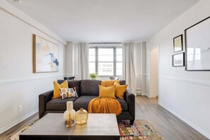 TV, fireplace, video games, books - The Skyline (Baltimore)