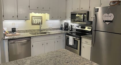 Charming 3-Bedroom Retreat with Waterway Access in Hampstead, NC. Hideaway Haven
