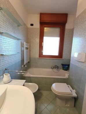 Shower, hair dryer, bidet, towels - Locazione turistica intero appartamento - zona Vaticano Gemelli (Roma)