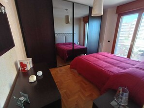 2 bedrooms, desk, iron/ironing board, free WiFi - Locazione turistica intero appartamento - zona Vaticano Gemelli (Roma)