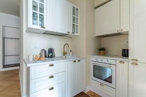 Réfrigérateur, four, plaque de cuisson, cafetière/bouilloire