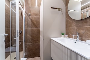 Een douche, een haardroger, een bidet, handdoeken