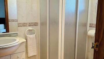 Kamar Twin Standar | Kamar mandi | Perlengkapan mandi gratis, pengering rambut, handuk, dan sabun