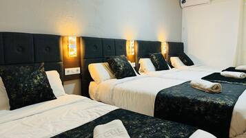 Kamar Quadruple Standar, pemandangan halaman | 1 kamar tidur, selimut bulu angsa, dan meja kerja