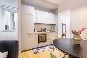 Frigorífic, forn, placa de cuina i cafetera i tetera