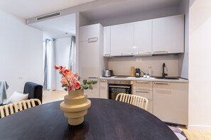 Fridge, oven, stovetop, coffee/tea maker