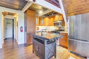 Fridge, microwave, stovetop, dishwasher - Family-Friendly Lake Arrowhead Cabin w/ Game Room! (Lake Arrowhead)