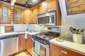 Réfrigérateur, micro-ondes, plaque de cuisson, lave-vaisselle