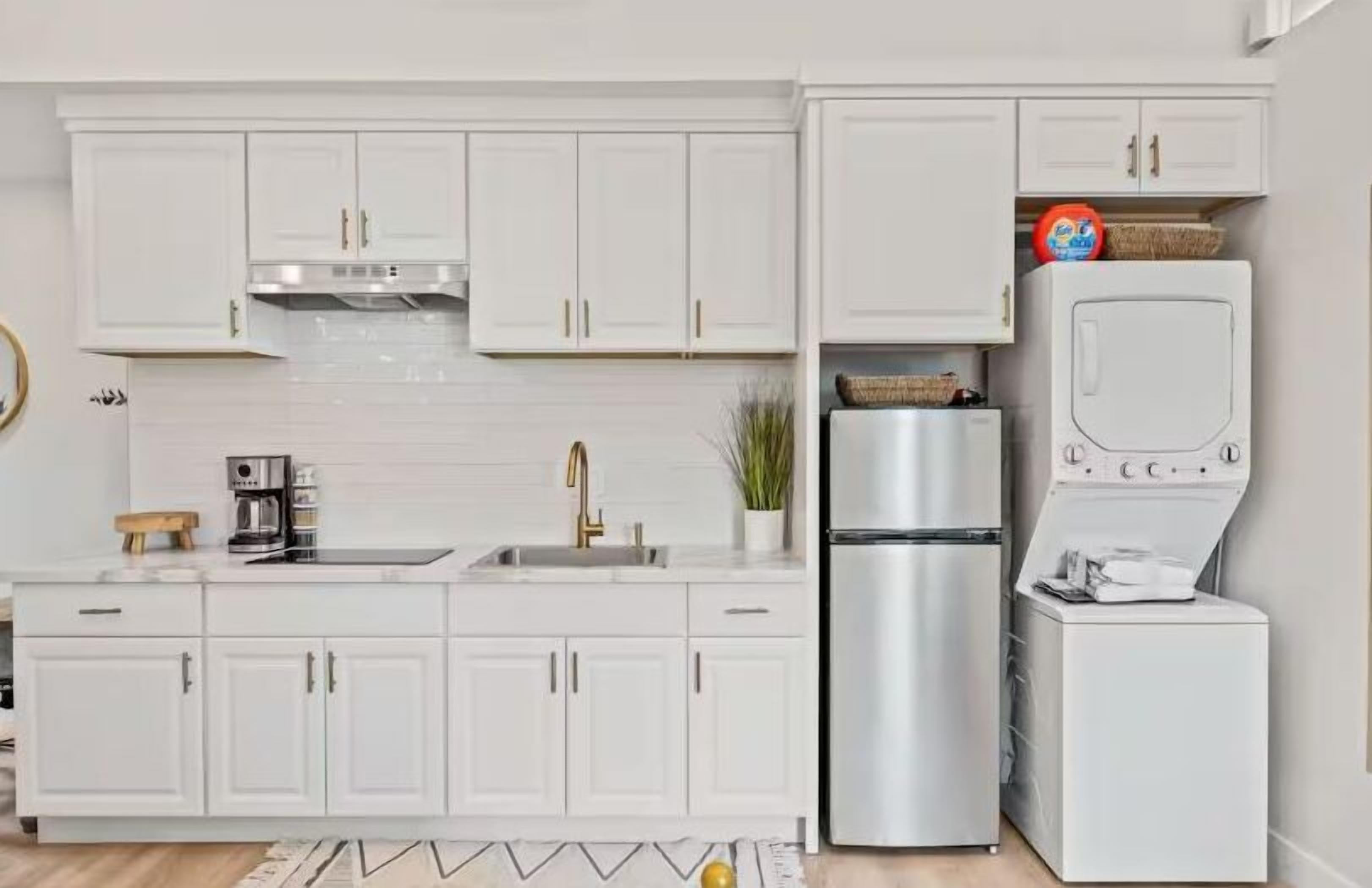 Refrigerador, microondas, parrilla de estufa y cafetera y tetera 