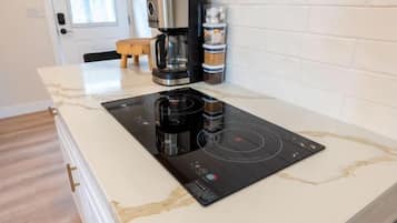 Réfrigérateur, micro-ondes, plaque de cuisson, cafetiÚre/bouilloire