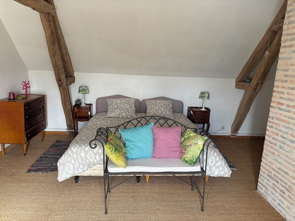 3 bedrooms, travel crib, bed sheets