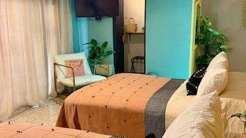 Habitación estándar doble | Espacio para trabajar con un portátil y cortinas opacas