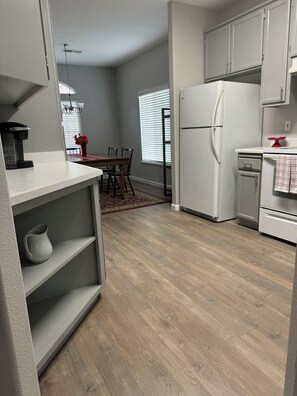 Kylskåp, mikrovågsugn, ugn och spishäll