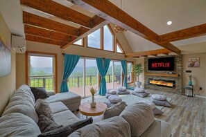 Een televisie, een open haard en een tafeltennistafel