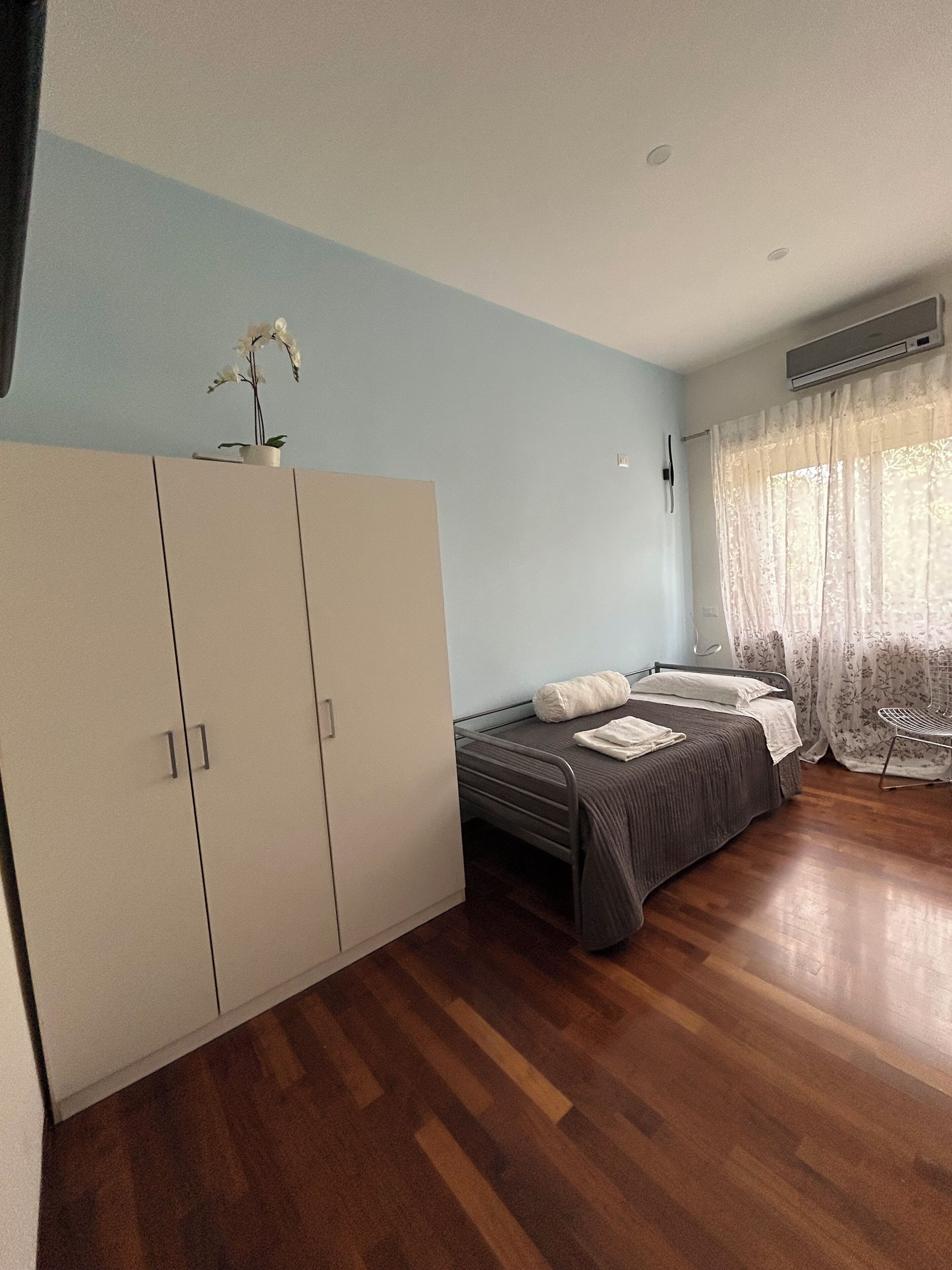 3 chambres, coffres-forts dans les chambres, bureau