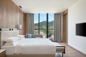 Suite Eksekutif, 1 Tempat Tidur King, Bebas Asap Rokok, pemandangan sungai | Busa memori, minibar, brankas, dan tirai kedap cahaya
