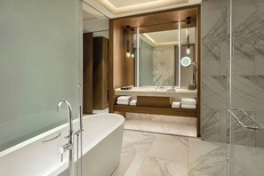 Baignoire et douche séparées, douche à « effet pluie »
