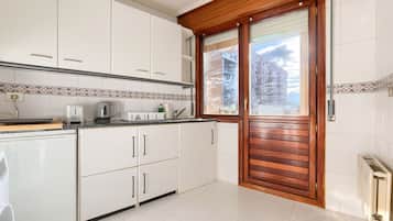 Réfrigérateur, micro-ondes, plaque de cuisson, cafetiÚre/bouilloire