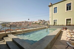 Outdoor pool, open 8:00 AM to 8:00 PM, pool umbrellas, sun loungers - Origine Porto Gaia, A Tribute Portfolio Hotel (Vila Nova de Gaia)