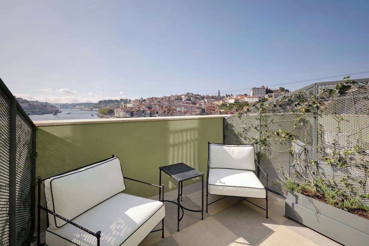 Chambre, 1 très grand lit, non-fumeur, balcon | Literie hypoallergénique, minibar contenant certains articles gratuits