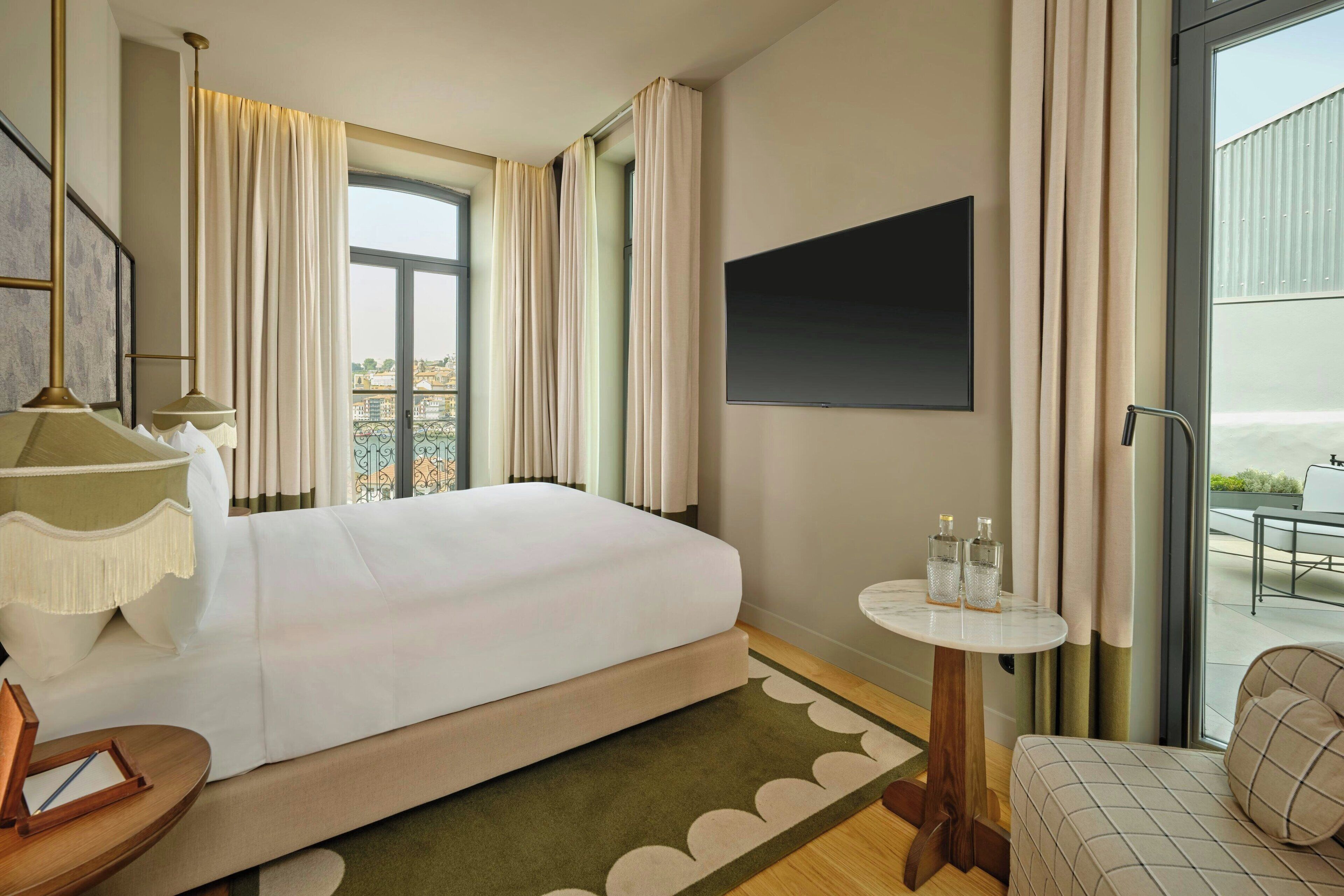 Kamer, 1 kingsize bed, uitzicht op rivier | Hypoallergeen beddengoed, een minibar met enkele gratis items