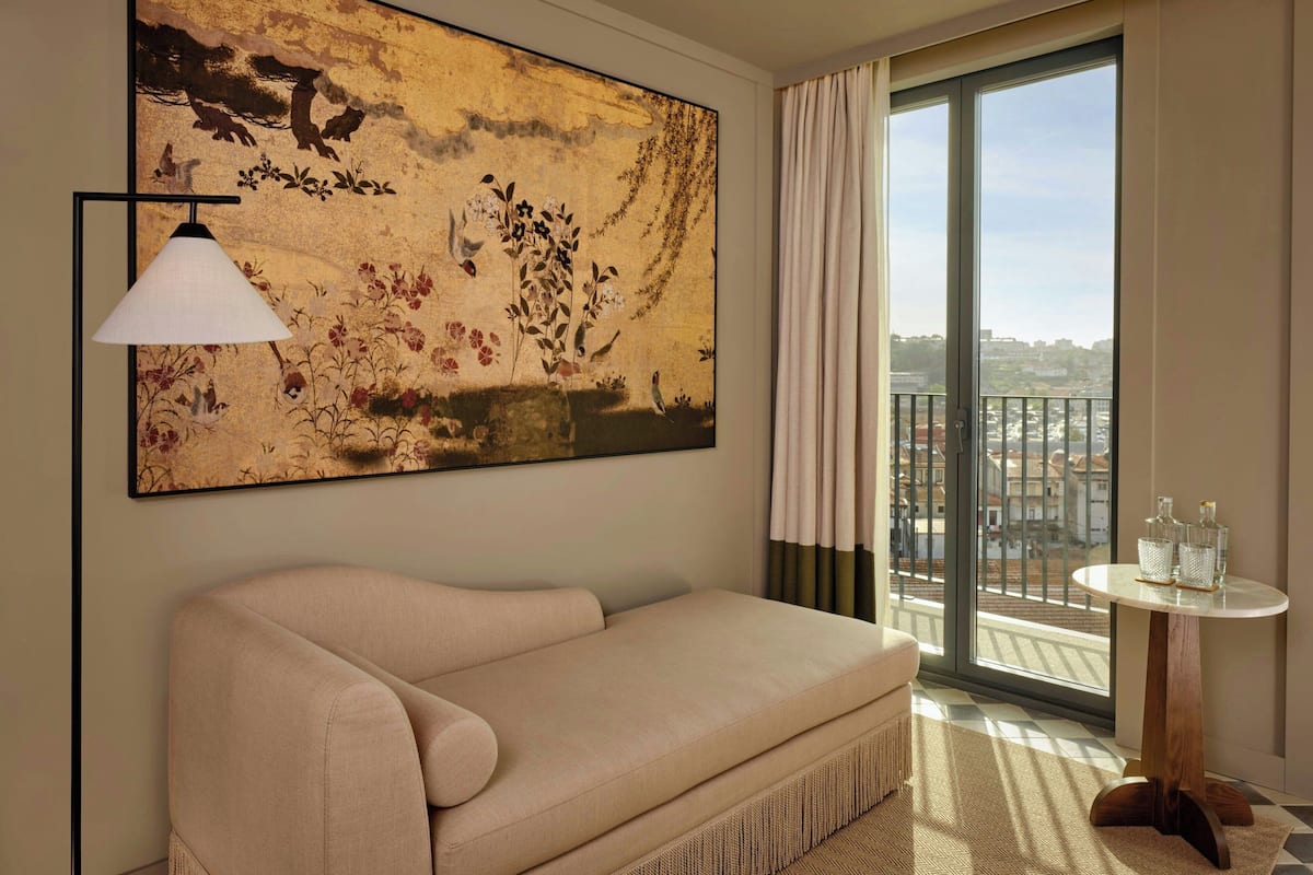 Hypo-allergenic bedding, free minibar items, in-room safe, free WiFi