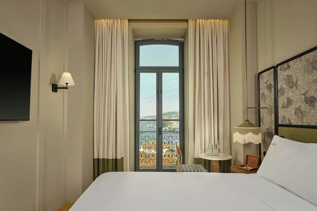 Chambre, 1 très grand lit, non-fumeur, vue sur le fleuve (Balcony) | Literie hypoallergénique, minibar contenant certains articles gratuits