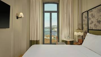 Chambre, 1 trÚs grand lit, balcon, vue fleuve (Balcony) | Literie hypoallergénique, articles gratuits dans le mini-bar