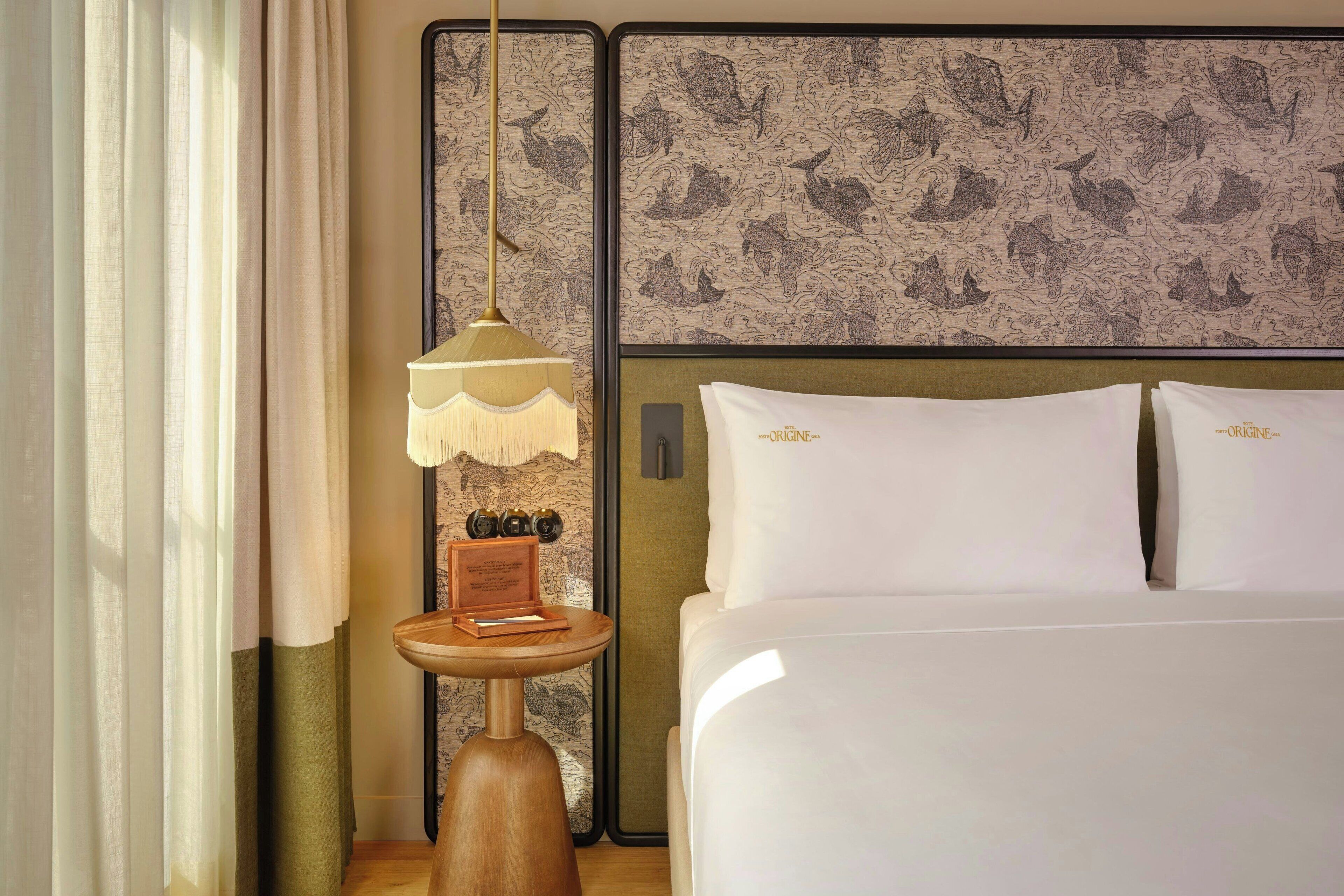 Room, 1 King Bed | Bar (on property)