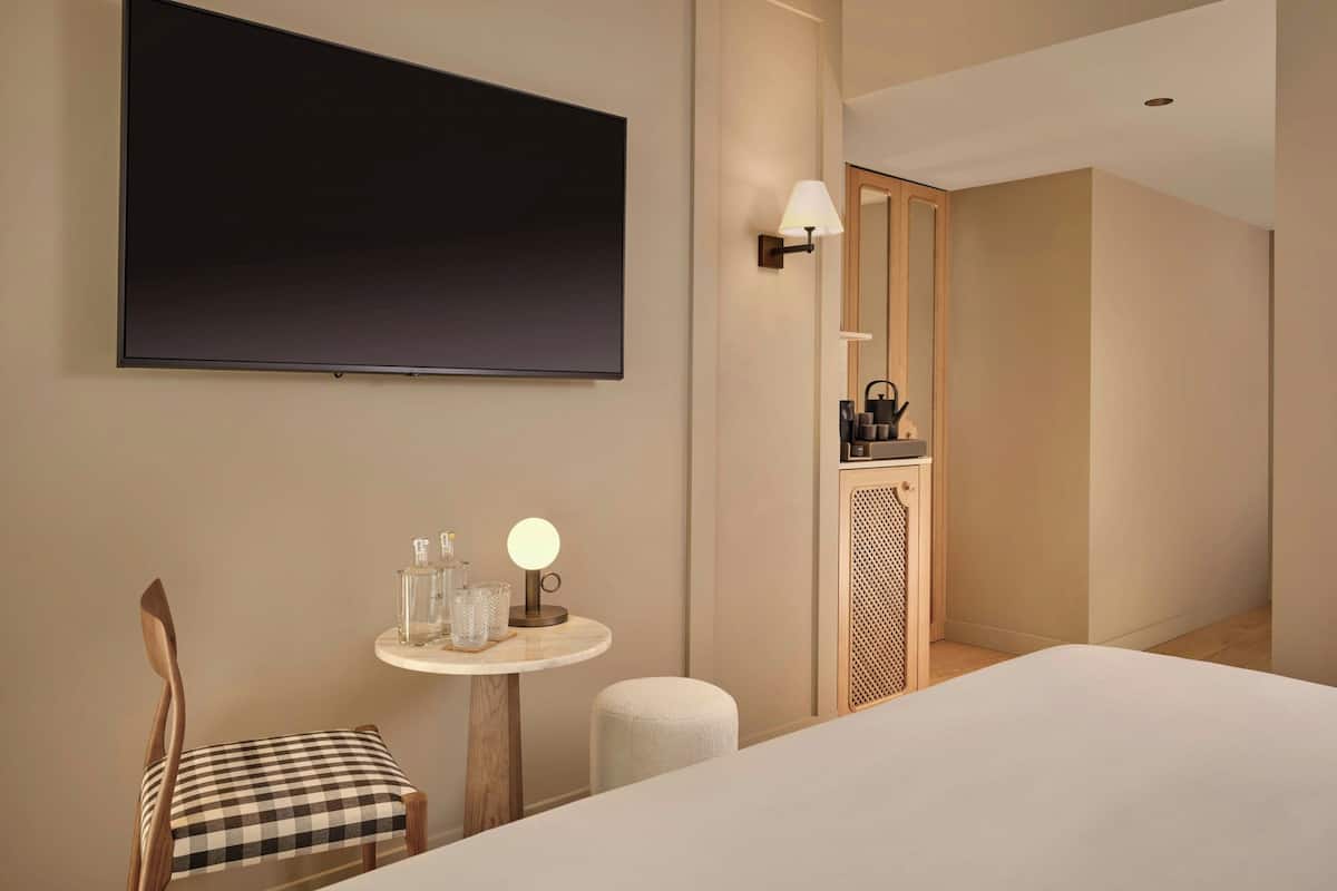 Hypo-allergenic bedding, free minibar items, in-room safe, free WiFi