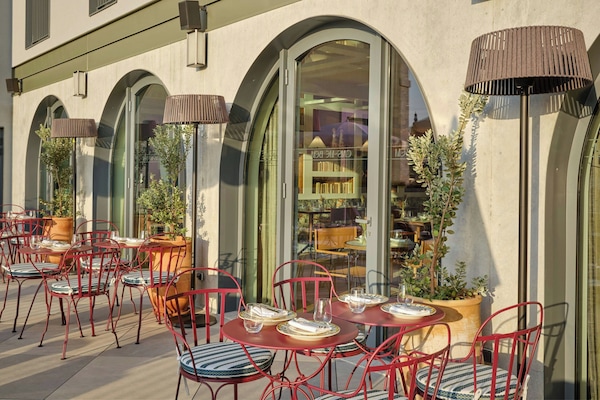 Breakfast, lunch and dinner served