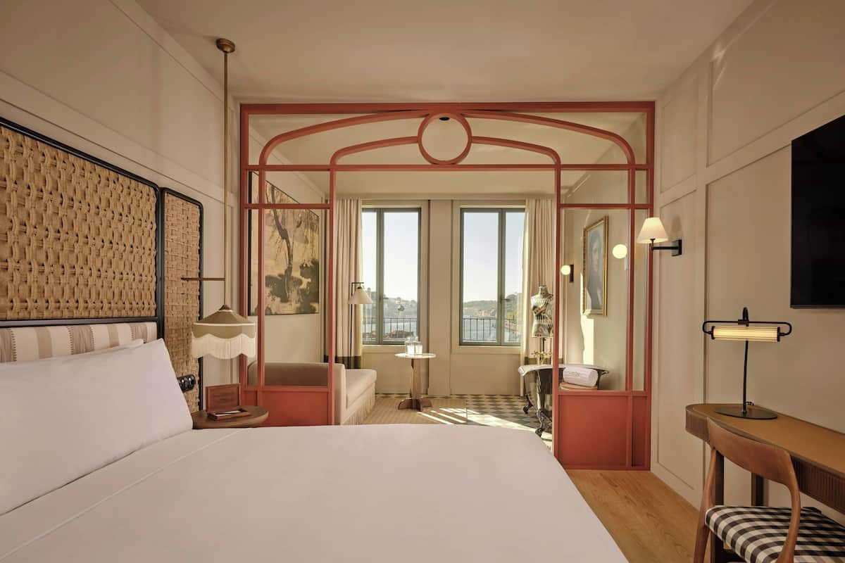 Habitación, 1 cama King size, para no fumadores, vista al río | Ropa de cama hipoalergénica y artículos del minibar gratis