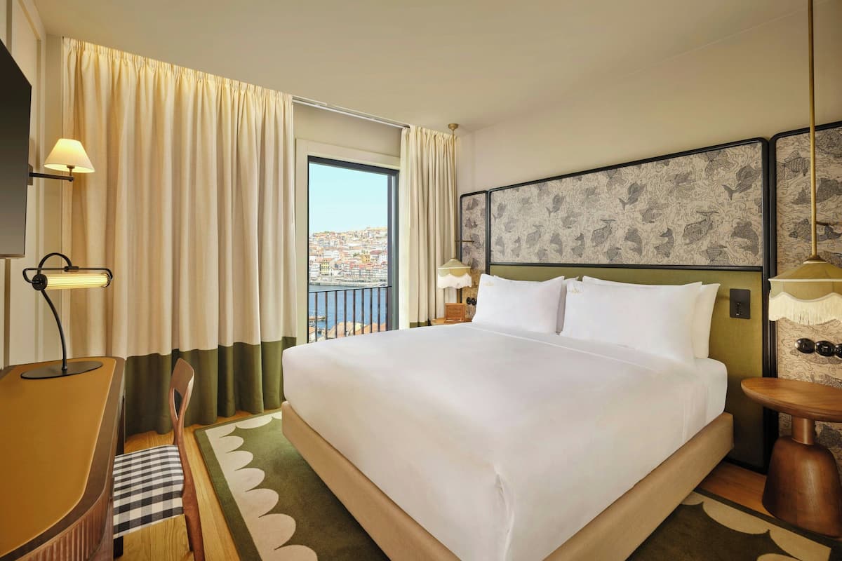 Hypo-allergenic bedding, free minibar items, in-room safe, free WiFi