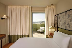 Chambre, 1 très grand lit, non-fumeur, balcon | Literie hypoallergénique, minibar contenant certains articles gratuits
