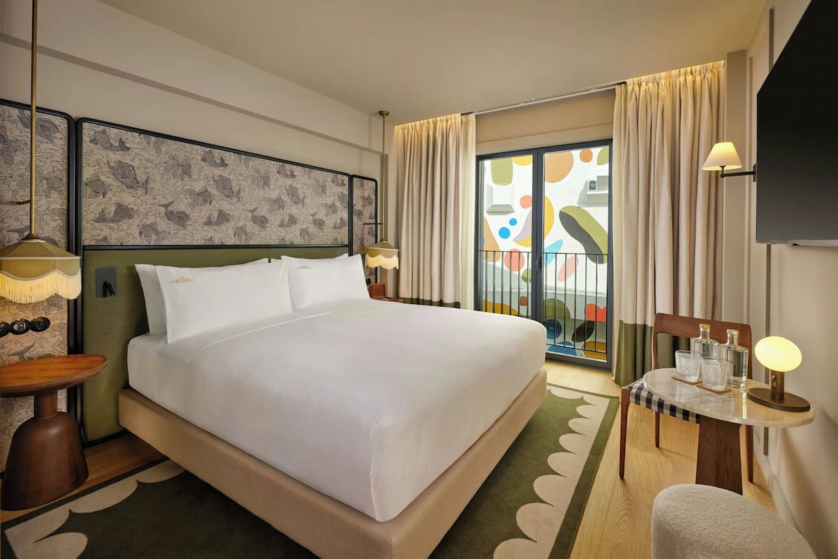 Chambre, 1 très grand lit, non-fumeur | Bar (sur place)