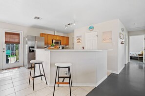 Fridge, microwave, oven, stovetop - Relax & Unwind at Our Coastal Retreat (Corpus Christi)