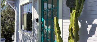 Private Suite In Charming,Historic OB Cottage-Yard/Patio-Blocks To Beaches/Shops