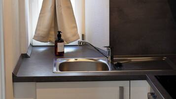 Fridge, oven, stovetop, electric kettle