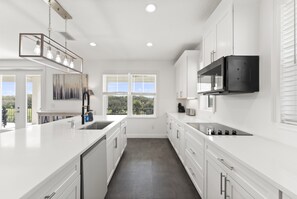 Fridge, microwave, oven, stovetop - Sea Villa - Resort & Private Pool & Coastal Views (Palm Coast)