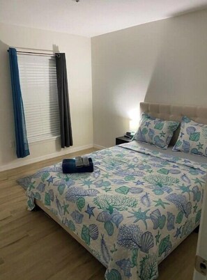 Tabla de planchar con plancha, wifi y ropa de cama 