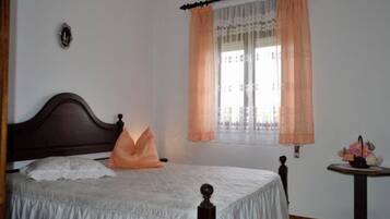 2 bedrooms, iron/ironing board, bed sheets