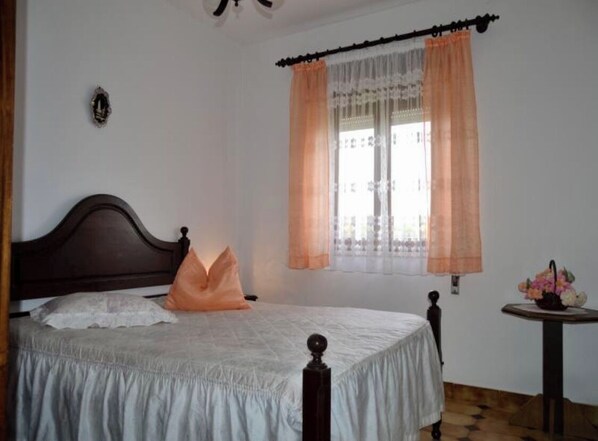2 bedrooms, iron/ironing board, bed sheets