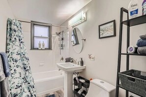 Sèche-cheveux, serviettes fournies, savon, papier toilette