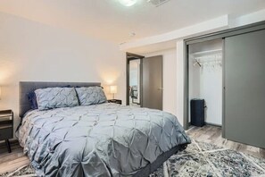 2 bedrooms, desk, WiFi, bed sheets