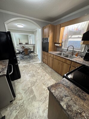 Jääkaappi, mikroaaltouuni, uuni, liesi