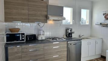 Een koelkast, een magnetron, een oven, een vaatwasser