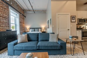Smart TV - Location Location! Walk to everything! 1 BDRM/1 BA in Historic Strand, Sleeps 4! (Galveston)