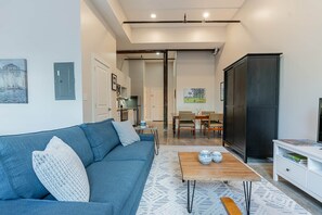 Smart TV - Location Location! Walk to everything! 1 BDRM/1 BA in Historic Strand, Sleeps 4! (Galveston)